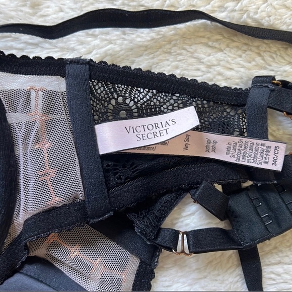 Victoria’s Secret Very Sexy Push Up Bra - Picture 3 of 4